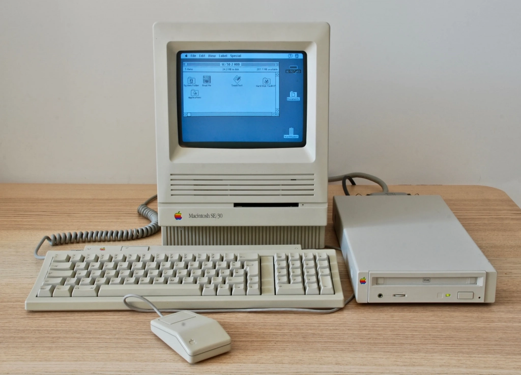 Macintosh SE/30 and AppleCD